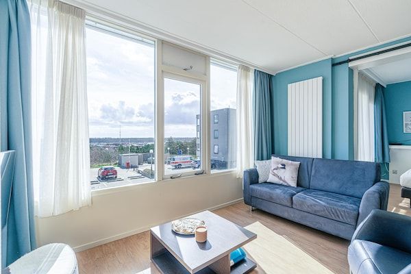 Woonkamer - 2 Persoons appartement met eilandzicht in De Koog (5)