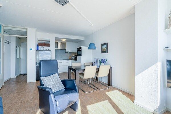 Woonkamer - 2 Persoons appartement met eilandzicht in De Koog (2)
