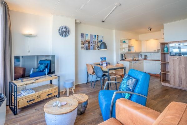 Woonkamer - 2 Persoons appartement met eilandzicht in De Koog (5)
