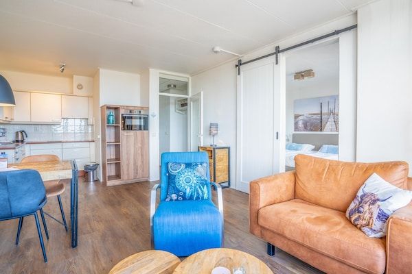 Woonkamer - 2 Persoons appartement met eilandzicht in De Koog (4)
