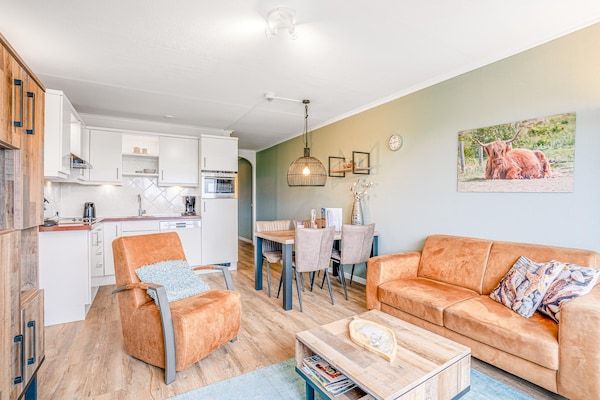 Woonkamer - 2 Persoons appartement met eiland-zeezicht en sauna in De Koog (3)