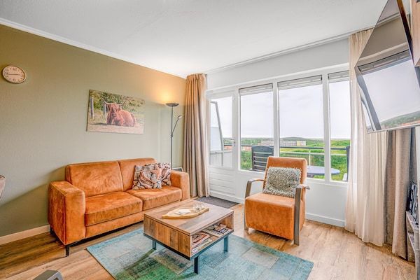 Woonkamer - 2 Persoons appartement met eiland-zeezicht en sauna in De Koog (5)