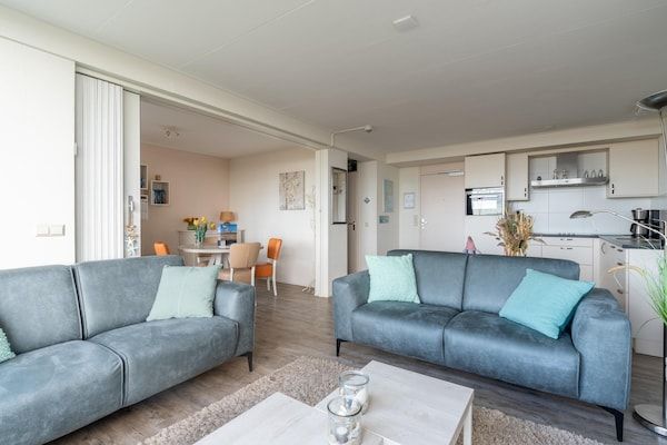 Woonkamer - 2 Persoons appartement met zeezicht in De Koog (4)