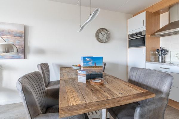 Eetkamer - 2 Persoons appartement met zeezicht in De Koog (5)