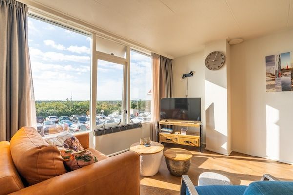 Woonkamer - 2 Persoons appartement met eilandzicht in De Koog (4)