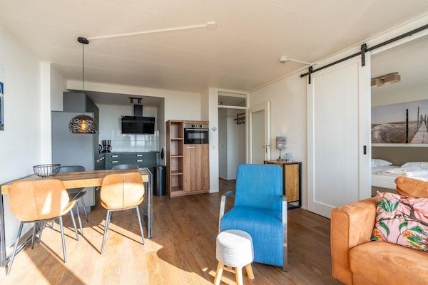 Woonkamer - 2 Persoons appartement met eilandzicht in De Koog (3)