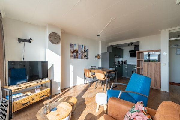 Woonkamer - 2 Persoons appartement met eilandzicht in De Koog (5)