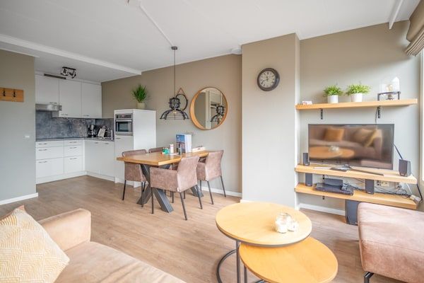 Woonkamer - 2 Persoons appartement met eilandzicht in De Koog (3)