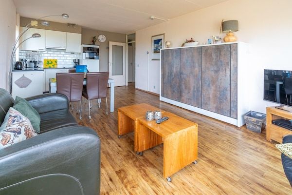 Woonkamer - 2 Persoons appartement met zeezicht en sauna in De Koog (4)