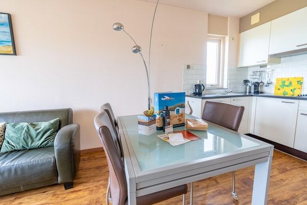 Eetkamer - 2 Persoons appartement met zeezicht en sauna in De Koog (5)