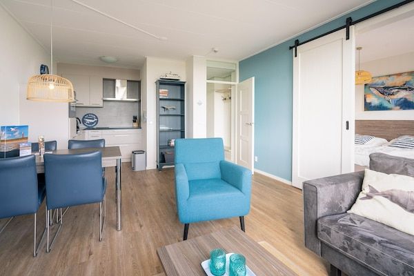 Woonkamer - 2 Persoons appartement met eilandzicht in De Koog (5)