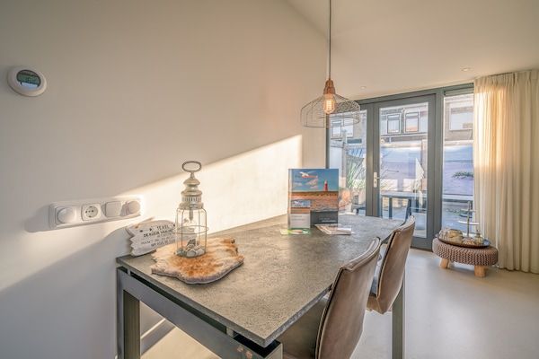 Eetkamer - Sfeervolle 2-persoons vakantiewoning aan de Brink in De Koog in De Koog (5)