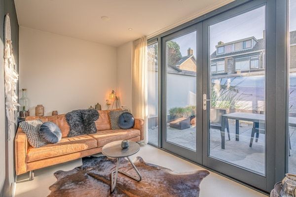 Woonkamer - Sfeervolle 2-persoons vakantiewoning aan de Brink in De Koog in De Koog (2)