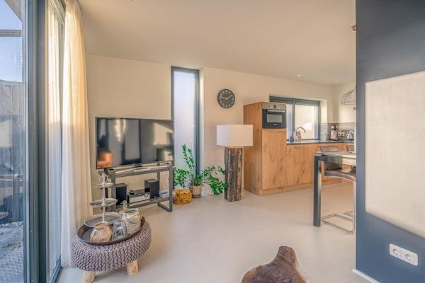 Woonkamer - Sfeervolle 2-persoons vakantiewoning aan de Brink in De Koog in De Koog (4)