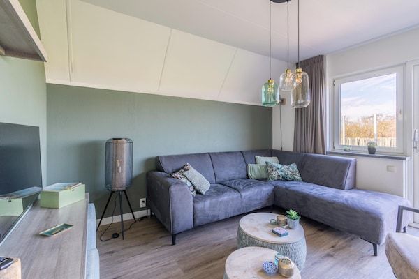 Woonkamer - Smaakvol en modern ingerichte 6 persoons vakantiehuis in De Waal (2)