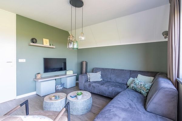 Woonkamer - Smaakvol en modern ingerichte 6 persoons vakantiehuis in De Waal (3)
