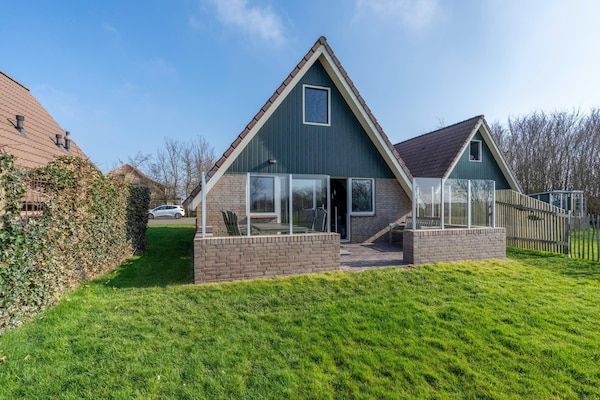 Buitenkant - Smaakvol en modern ingerichte 6 persoons vakantiehuis in De Waal (1)