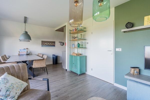 Woonkamer - Smaakvol en modern ingerichte 6 persoons vakantiehuis in De Waal (4)