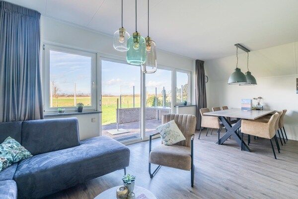 Woonkamer - Smaakvol en modern ingerichte 6 persoons vakantiehuis in De Waal (5)