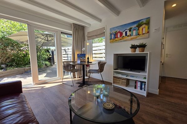 Woonkamer - Sfeervol en knus ingericht 2- persoons studio appartement in De Koog (3)