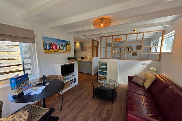 Woonkamer - Sfeervol en knus ingericht 2- persoons studio appartement in De Koog (4)