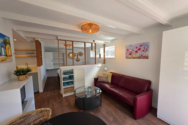 Woonkamer - Sfeervol en knus ingericht 2- persoons studio appartement in De Koog (5)