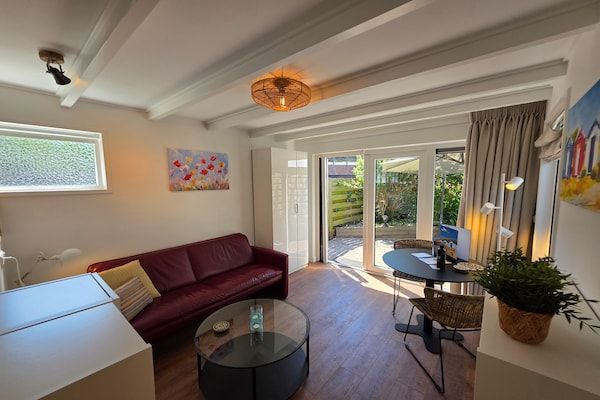 Woonkamer - Sfeervol en knus ingericht 2- persoons studio appartement in De Koog (2)