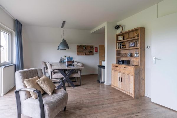 Woonkamer - Smaakvol en modern ingerichte 6 persoons vakantiehuis in De Waal (4)