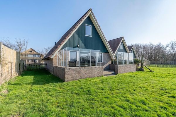 Buitenkant - Smaakvol en modern ingerichte 6 persoons vakantiehuis in De Waal (1)