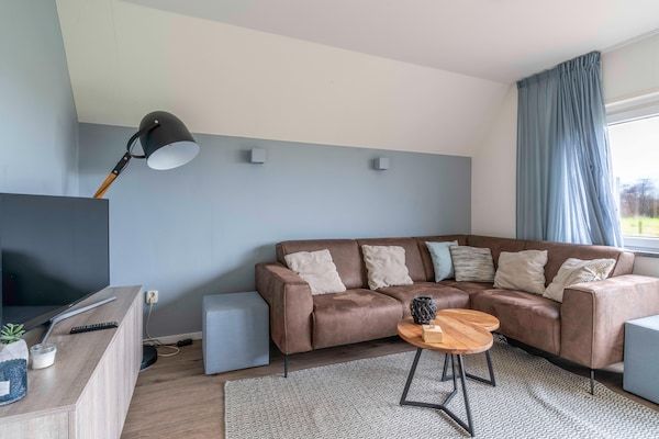 Woonkamer - Smaakvol en modern ingerichte 6 persoons vakantiehuis in De Waal (2)