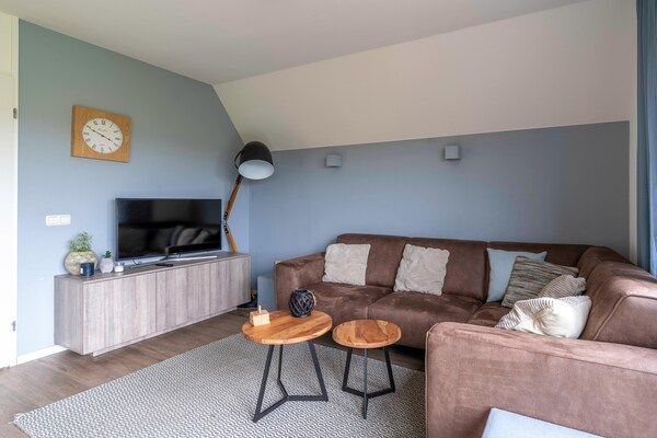 Woonkamer - Smaakvol en modern ingerichte 6 persoons vakantiehuis in De Waal (3)