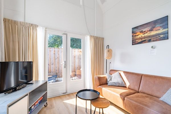 Woonkamer - Sfeervol 2 persoons appartement gelegen nabij het centrum in De Koog (1)