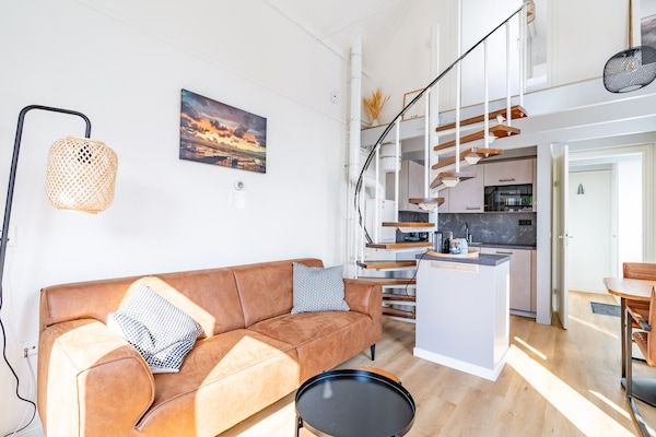 Woonkamer - Sfeervol 2 persoons appartement gelegen nabij het centrum in De Koog (2)