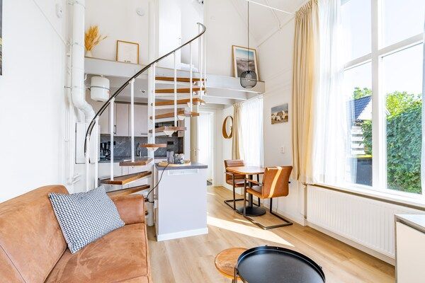Woonkamer - Sfeervol 2 persoons appartement gelegen nabij het centrum in De Koog (3)