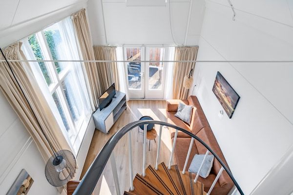 Woonkamer - Sfeervol 2 persoons appartement gelegen nabij het centrum in De Koog (5)