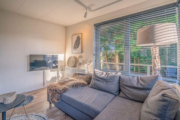 Woonkamer - Sfeervolle 2-persoons vakantiewoning in De Koog (1)