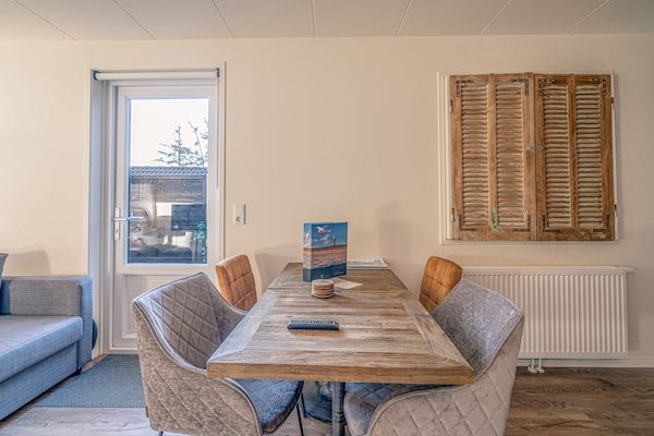 Eetkamer - Sfeervolle 2-persoons vakantiewoning in De Koog (3)
