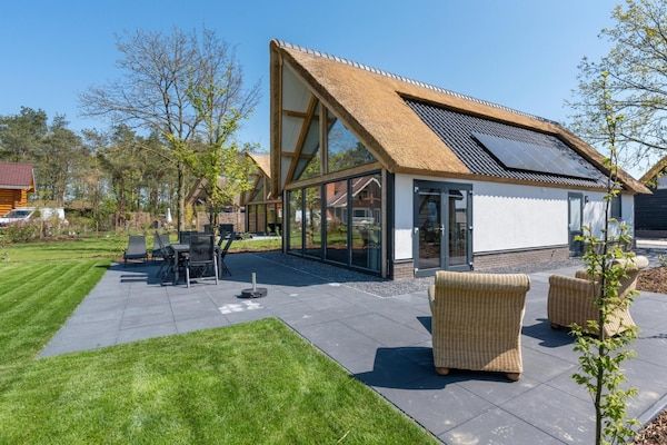Buitenkant - Recreatieboerderij met rieten dak voor 6 personen in Baarle-nassau (1)