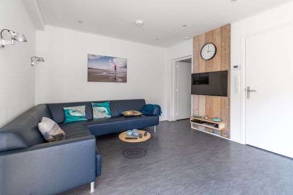 Woonkamer - Ruime 6- persoons vakantiehuis dichtbij De Koog in De Koog (4)