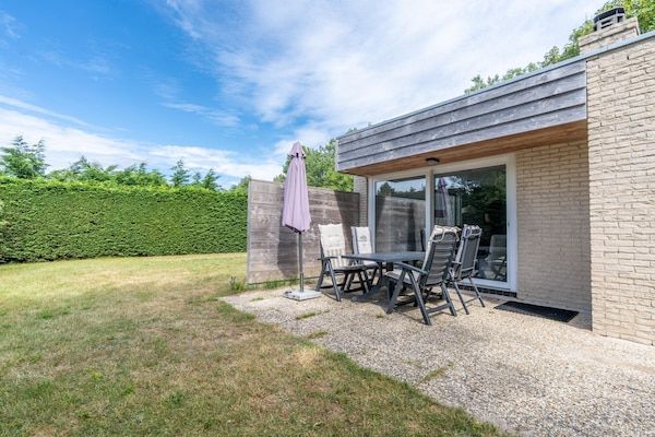 Tuin - Sfeervolle vrijstaande bungalow voor 4 personen in De Koog (2)