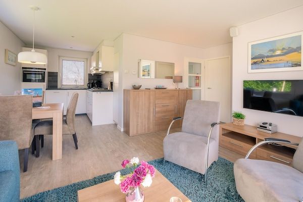 Woonkamer - Sfeervolle vrijstaande bungalow voor 4 personen in De Koog (3)