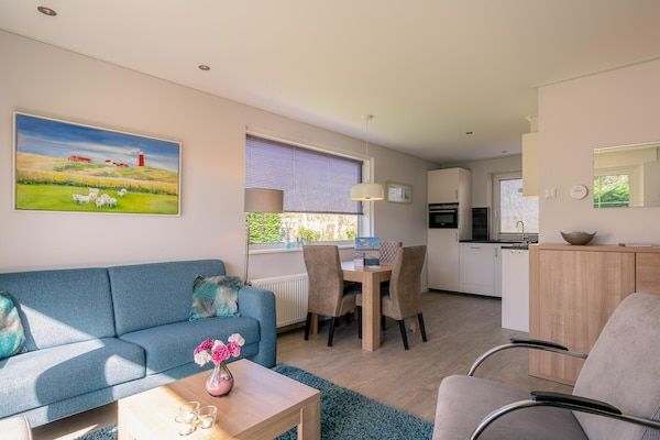 Woonkamer - Sfeervolle vrijstaande bungalow voor 4 personen in De Koog (4)