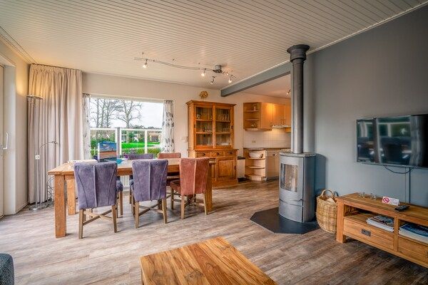 Woonkamer - Modern ingericht 6 persoons bungalow in Badplaats De Koog in De Koog (4)