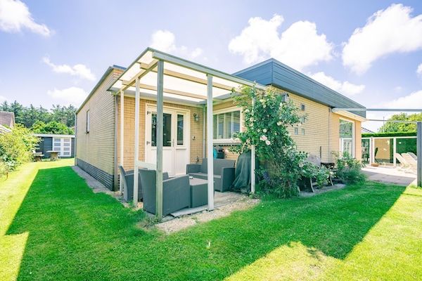 Buitenkant - Modern ingericht 6 persoons bungalow in Badplaats De Koog in De Koog (1)