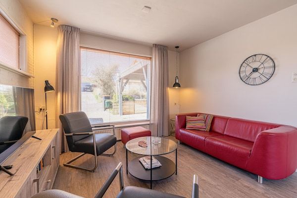 Woonkamer - Moderne en sfeervolle 5-persoons vakantiewoning in De Koog (2)