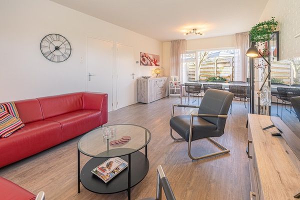 Woonkamer - Moderne en sfeervolle 5-persoons vakantiewoning in De Koog (3)