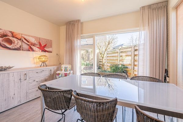 Eetkamer - Moderne en sfeervolle 5-persoons vakantiewoning in De Koog (4)