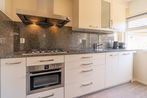Keuken - Moderne en sfeervolle 5-persoons vakantiewoning in De Koog (5)