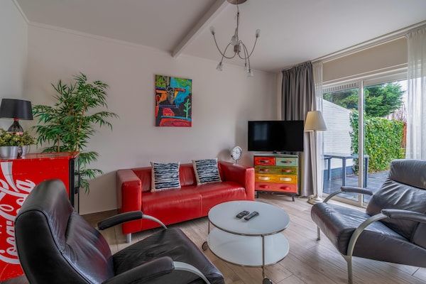 Woonkamer - Knus en gezellig 4-persoons bungalow in De Koog (5)