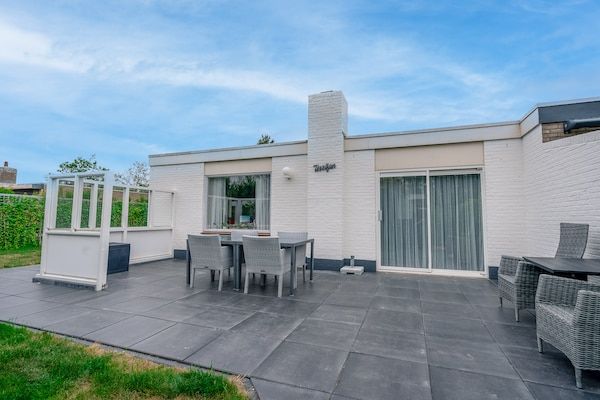 Buitenkant - Knus en gezellig 4-persoons bungalow in De Koog (3)